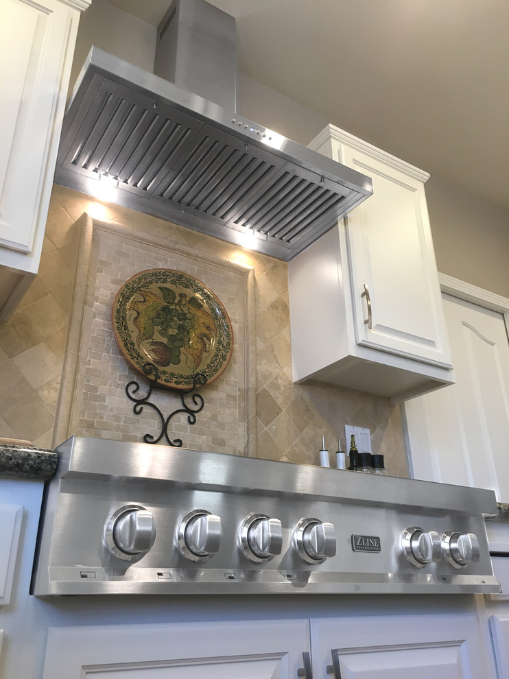Large transitional home design photo