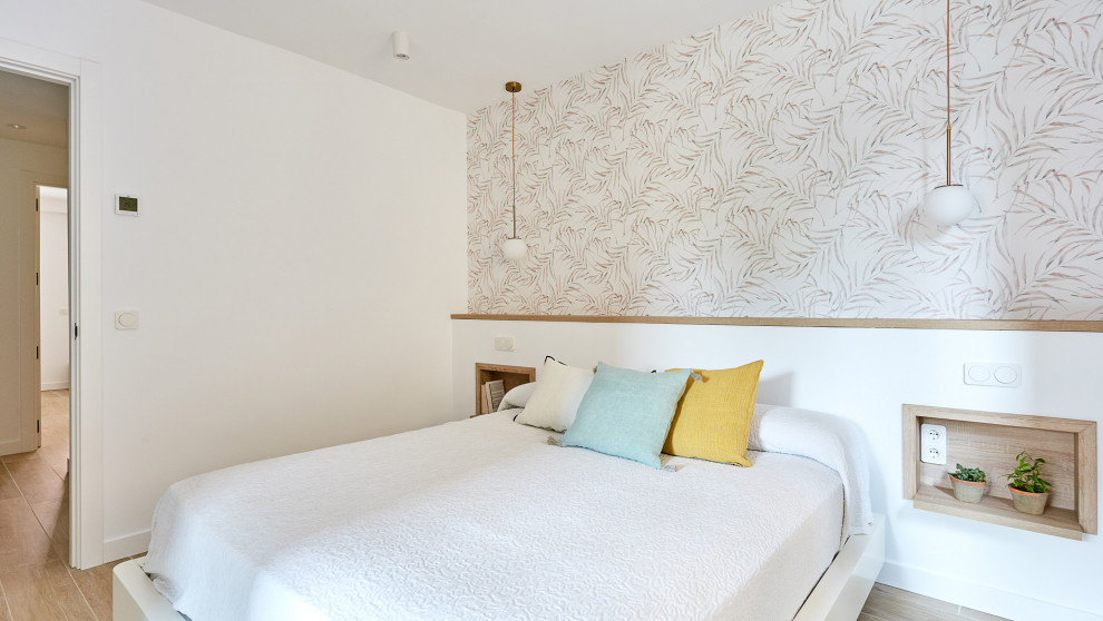Foto de dormitorio principal y blanco y madera tradicional renovado grande con paredes blancas, suelo de madera clara, suelo marrón y papel pintado
