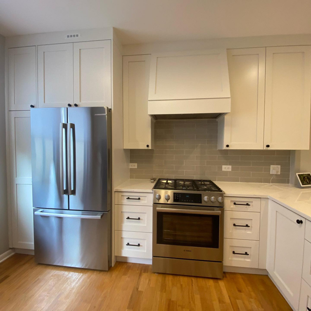 Transitional kitchen photo in Chicago