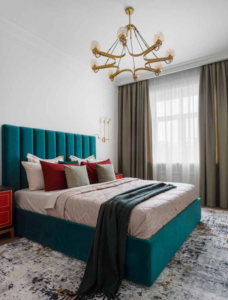 Ejemplo de dormitorio principal clásico renovado de tamaño medio con paredes blancas, suelo de madera en tonos medios y suelo gris
