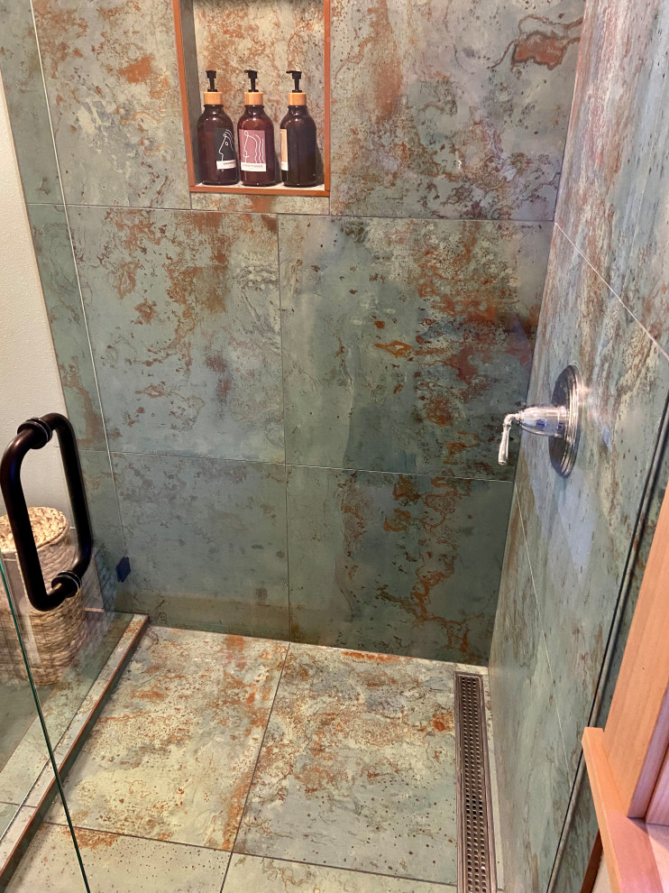 Foto di una stanza da bagno padronale mediterranea di medie dimensioni con doccia ad angolo, piastrelle verdi, piastrelle in ceramica, pavimento con piastrelle in ceramica, pavimento verde e porta doccia a battente