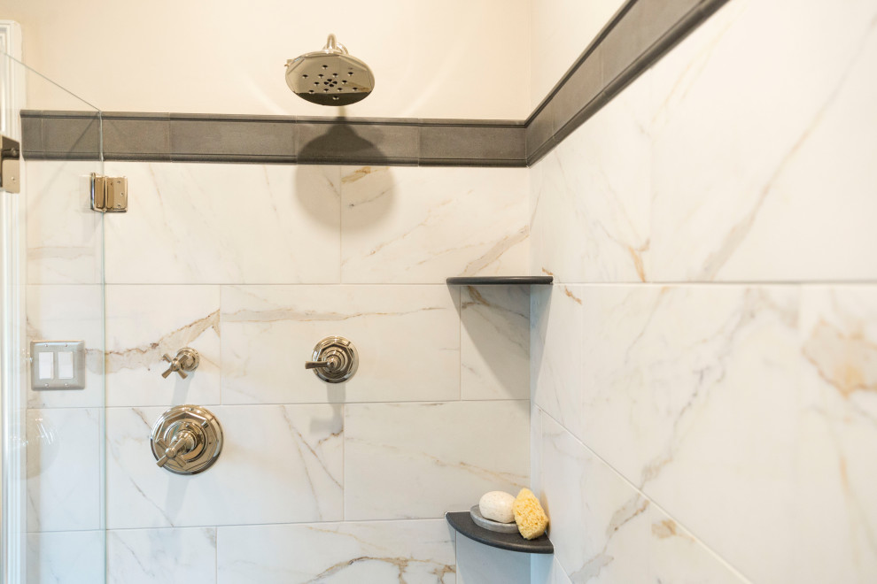 Foto de cuarto de baño principal y doble clásico renovado grande con puertas de armario beige, bañera con patas y ducha doble