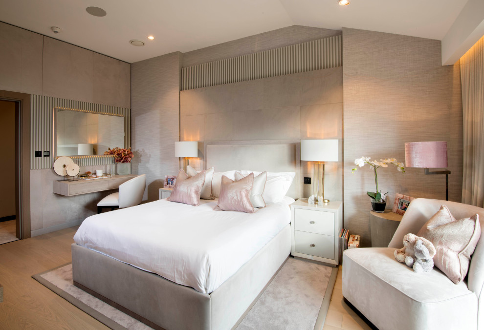 Idée de décoration pour une chambre d'amis design de taille moyenne avec un mur rose, parquet clair, un sol beige et du papier peint.