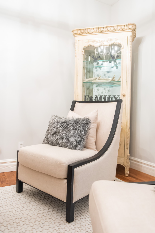 Example of a transitional home design design in Toronto
