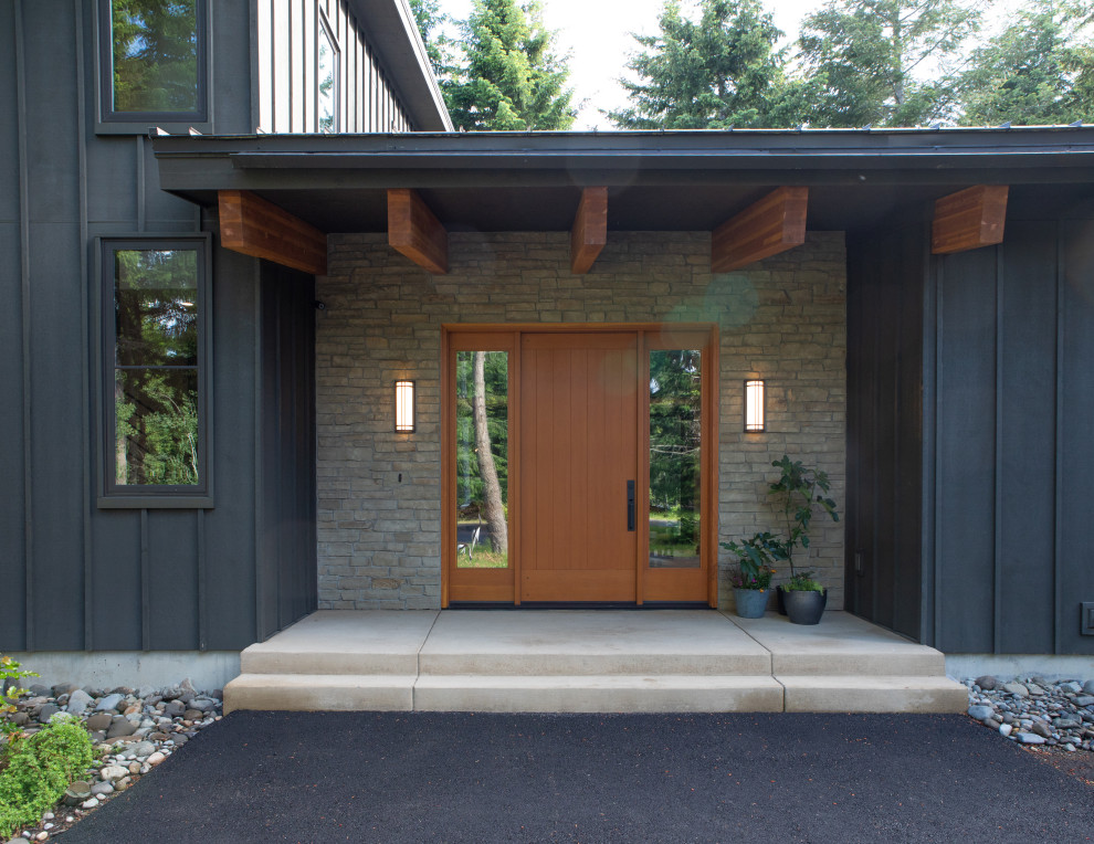 На фото: входная дверь среднего размера в стиле модернизм с серыми стенами, одностворчатой входной дверью и входной дверью из дерева среднего тона