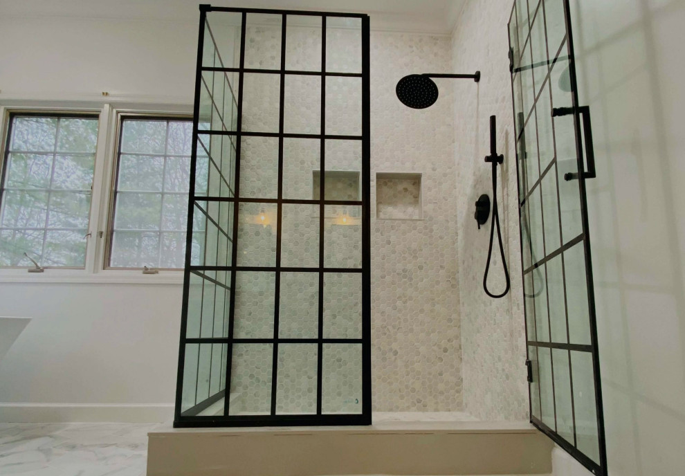 Свежая идея для дизайна: большая ванная комната в стиле кантри с душевой кабиной, душевой комнатой, керамической плиткой, белыми стенами, мраморным полом, белым полом, душем с распашными дверями, фартуком и сводчатым потолком - отличное фото интерьера