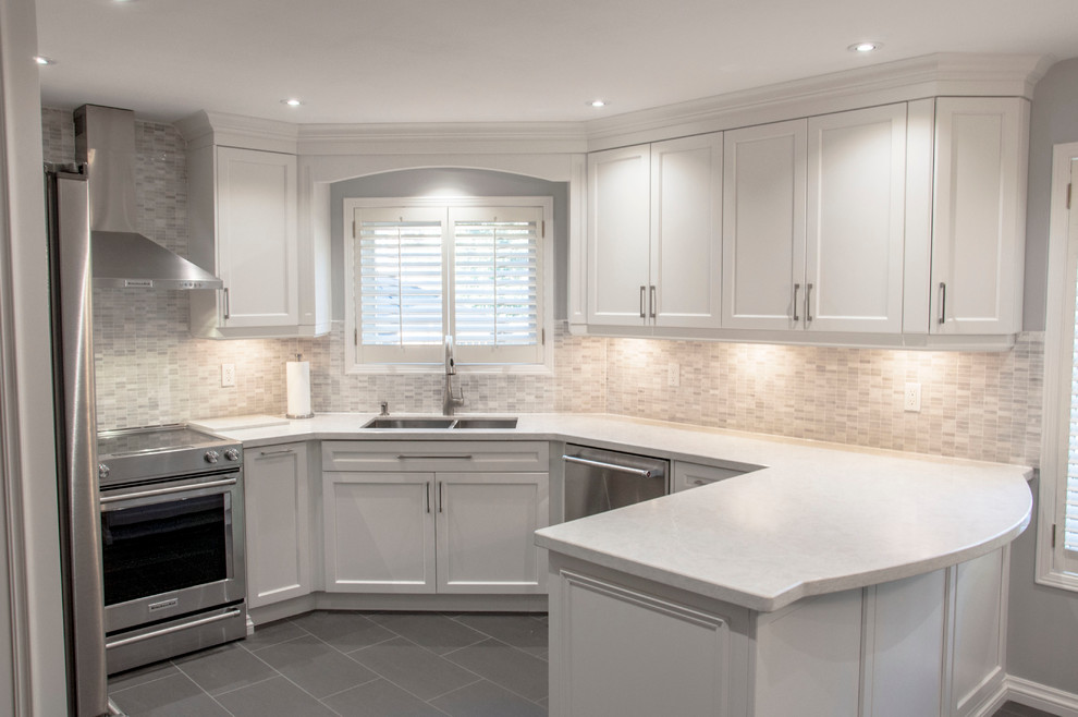 Transitional kitchen photo in Toronto