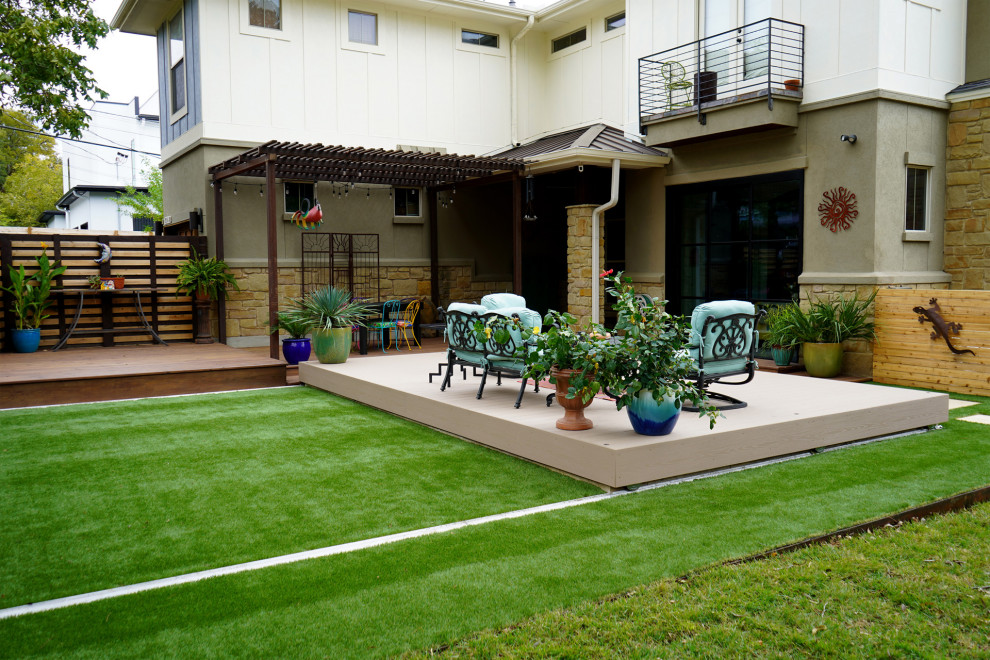 Small side yard patio photo in Austin