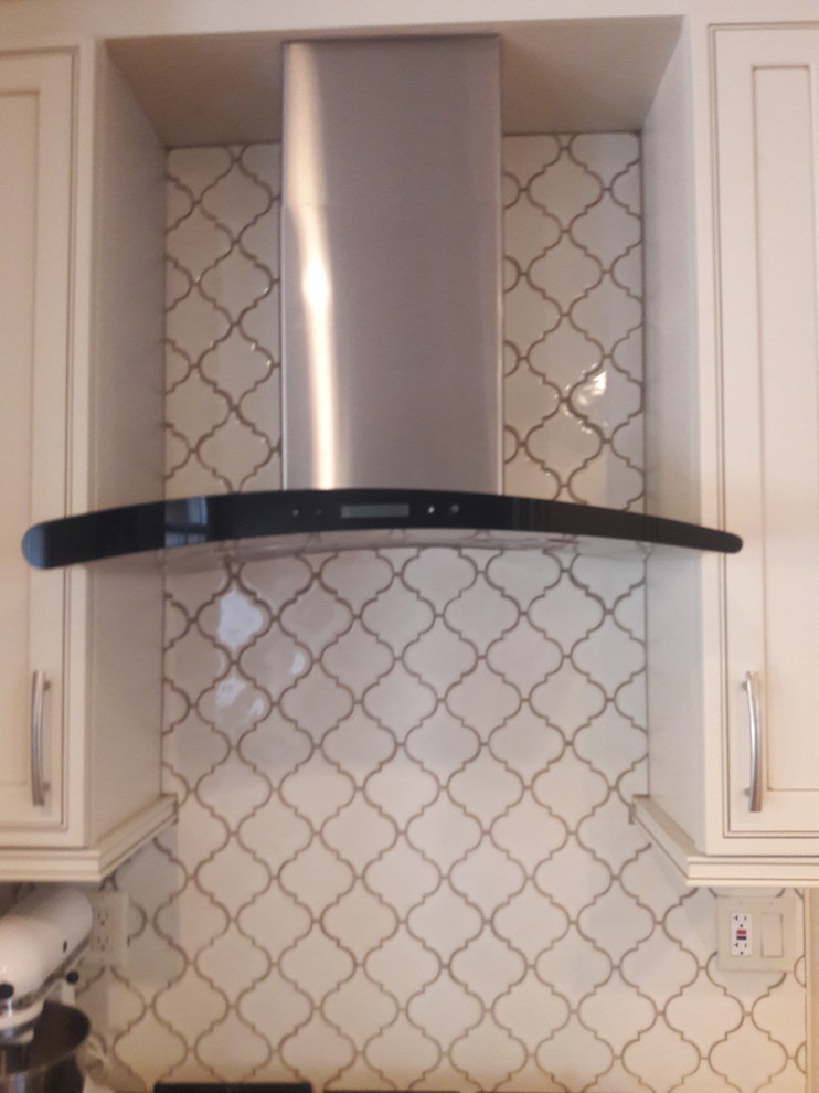 Inspiration for a transitional home design remodel in Atlanta