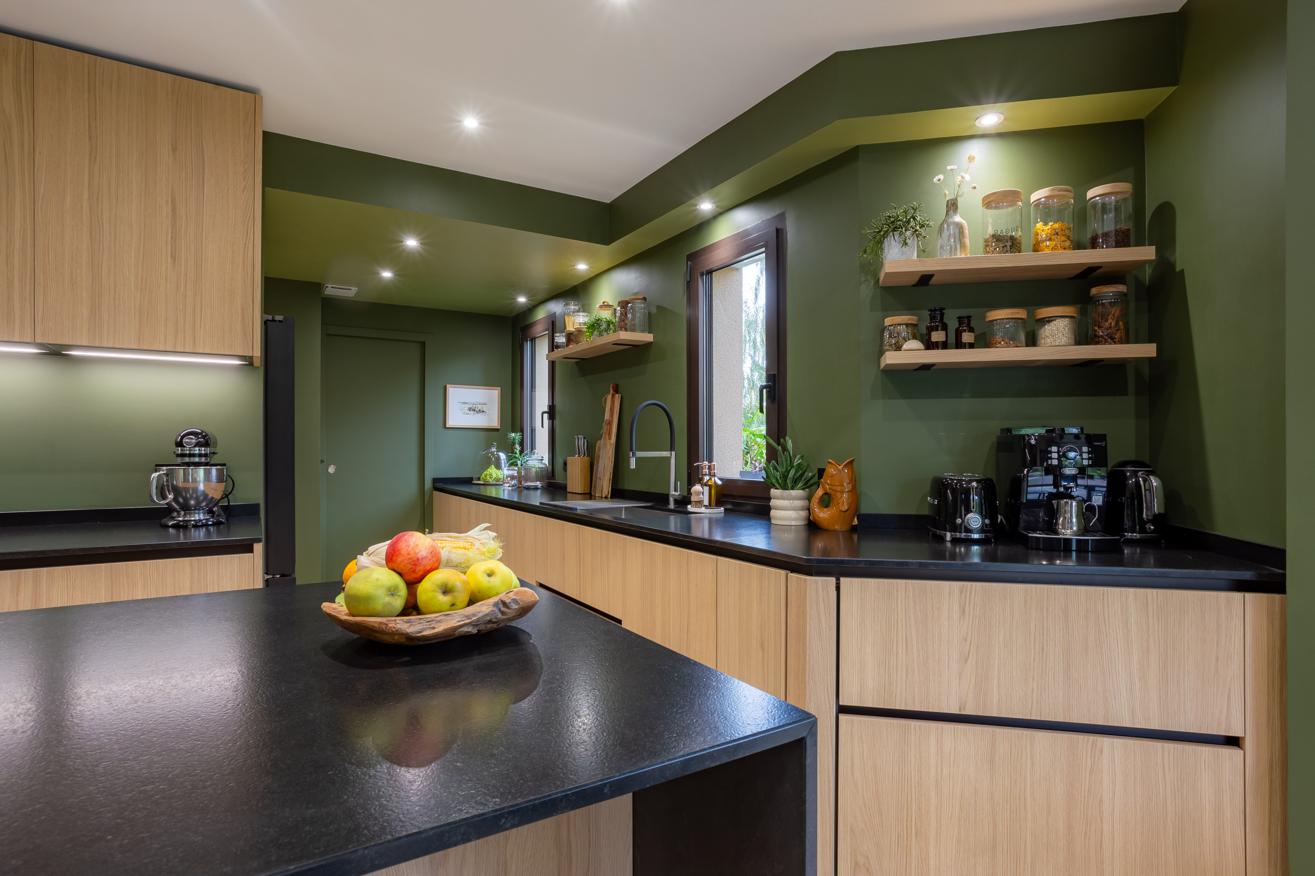 Réalisation d'une cuisine en bois dans un écrin végétal