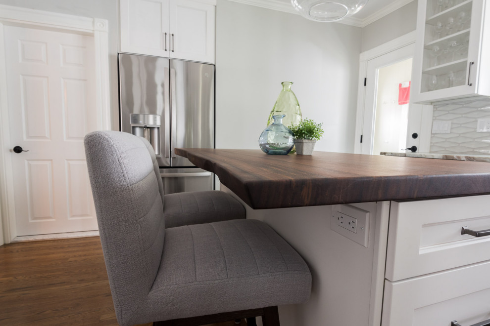 Mid-sized transitional u-shaped medium tone wood floor and brown floor eat-in kitchen photo in Boston with an undermount sink, shaker cabinets, white cabinets, quartzite countertops, gray backsplash, ceramic backsplash, stainless steel appliances, an island and multicolored countertops