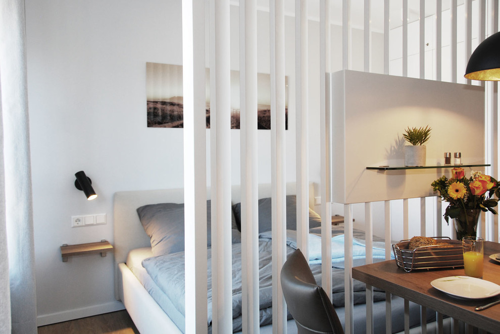 Kleines Nordisches Hauptschlafzimmer mit beiger Wandfarbe, Vinylboden und braunem Boden in Sonstige