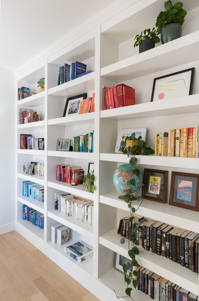 Источник вдохновения для домашнего уюта: большой домашняя библиотека в стиле ретро с белыми стенами, светлым паркетным полом, бежевым полом и панелями на стенах