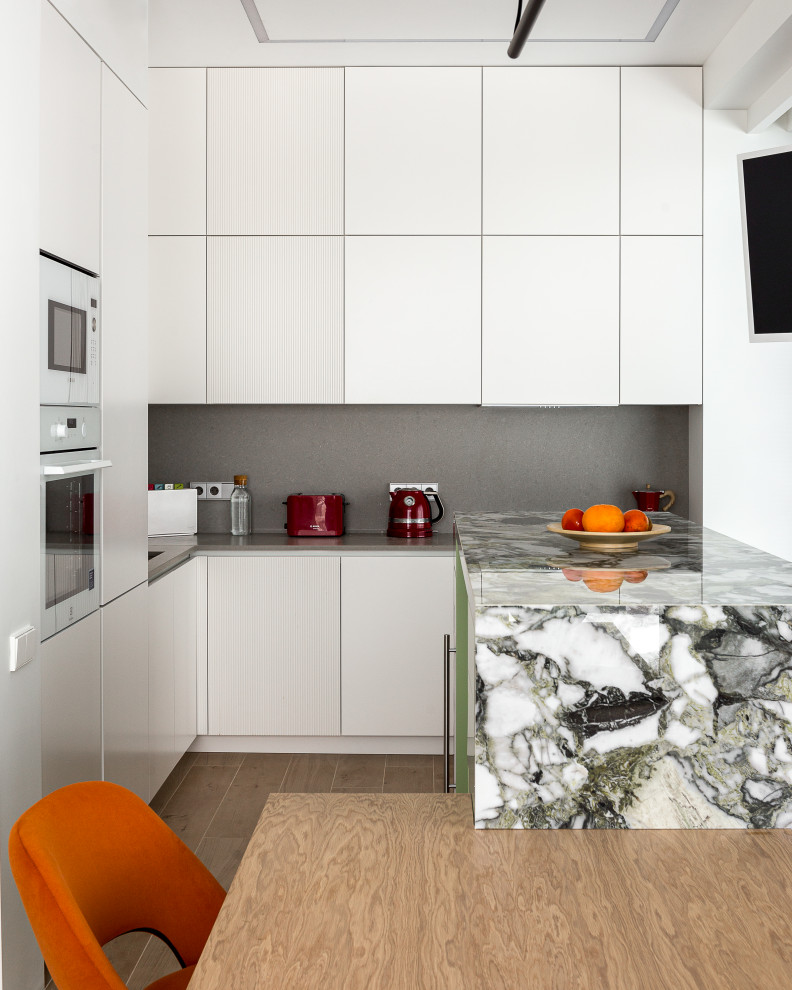 Белая кухня с яркими акцентами