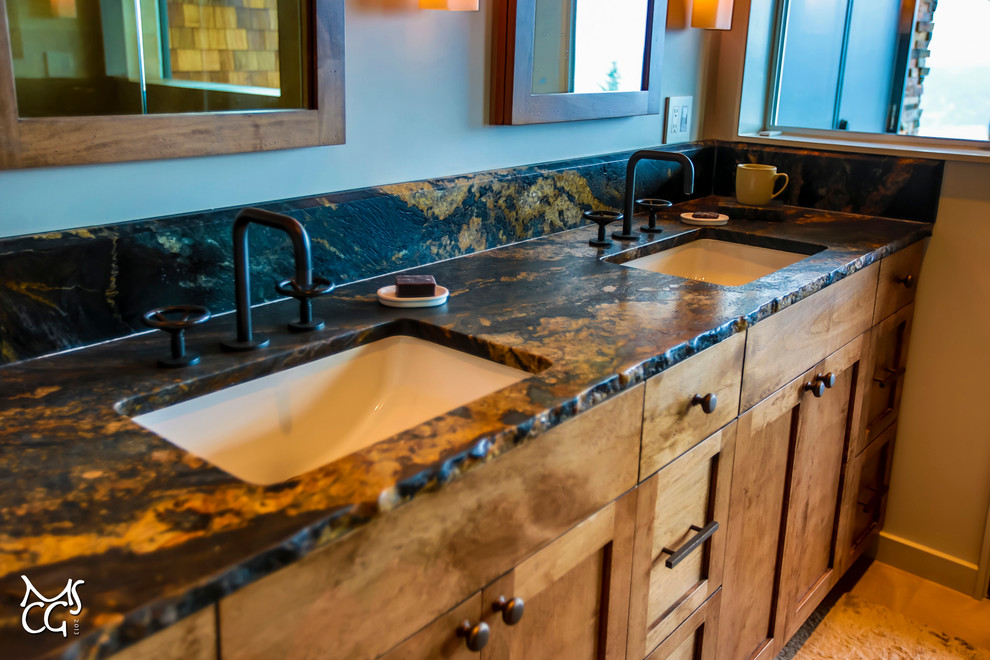 Example of a mountain style home design design in Seattle