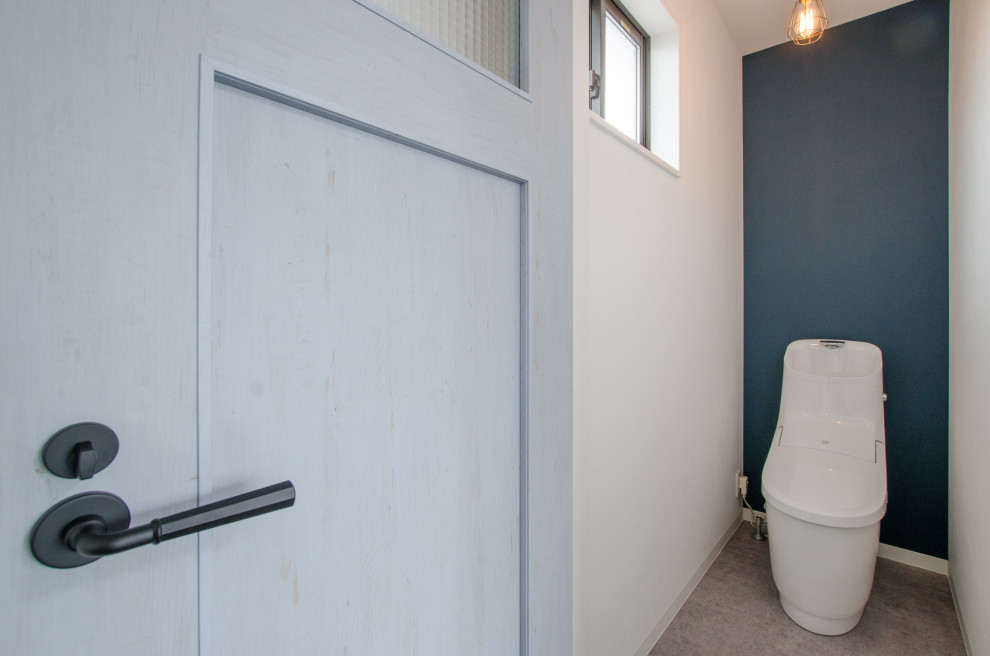 Свежая идея для дизайна: маленький туалет в стиле модернизм с раздельным унитазом, разноцветными стенами, полом из винила, монолитной раковиной, бежевым полом, потолком с обоями и обоями на стенах для на участке и в саду - отличное фото интерьера