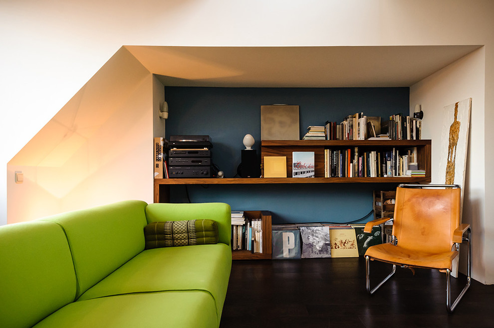 Mittelgroßes, Offenes Modernes Wohnzimmer ohne Kamin mit weißer Wandfarbe, dunklem Holzboden, freistehendem TV und braunem Boden in Köln