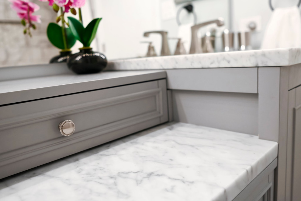 Example of a transitional home design design in Chicago