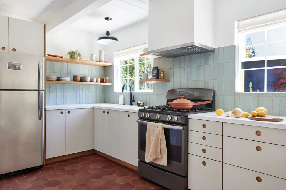 Идея дизайна: кухня в стиле модернизм с синим фартуком, фартуком из кирпича, полом из керамической плитки и коричневым полом
