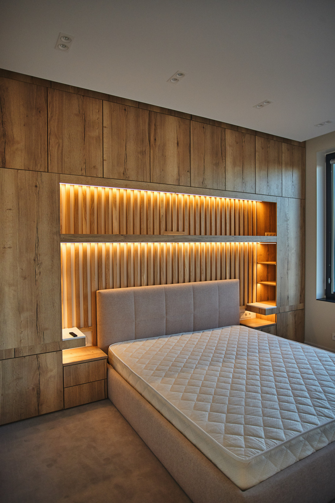 Вместительная система хранения у изголовья кровати с подсветкой