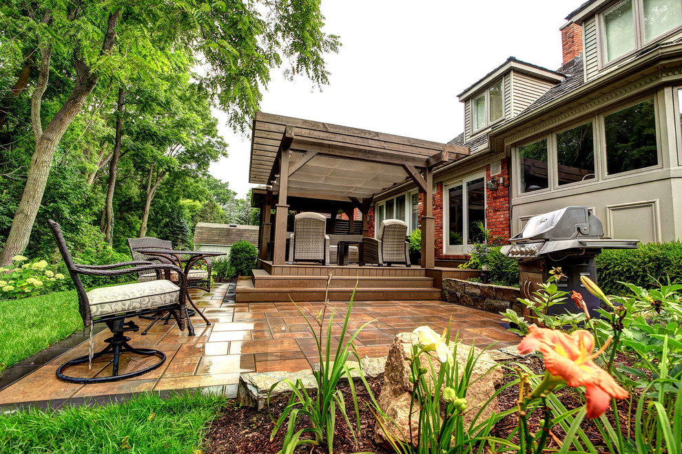 Inspiration for a small arts and crafts backyard deck in Toronto with a pergola.