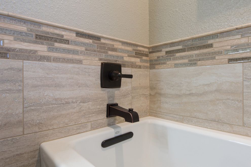 Modernes Badezimmer mit dunklen Holzschränken, beigen Fliesen, Porzellan-Bodenfliesen, Unterbauwaschbecken und Granit-Waschbecken/Waschtisch in Sacramento