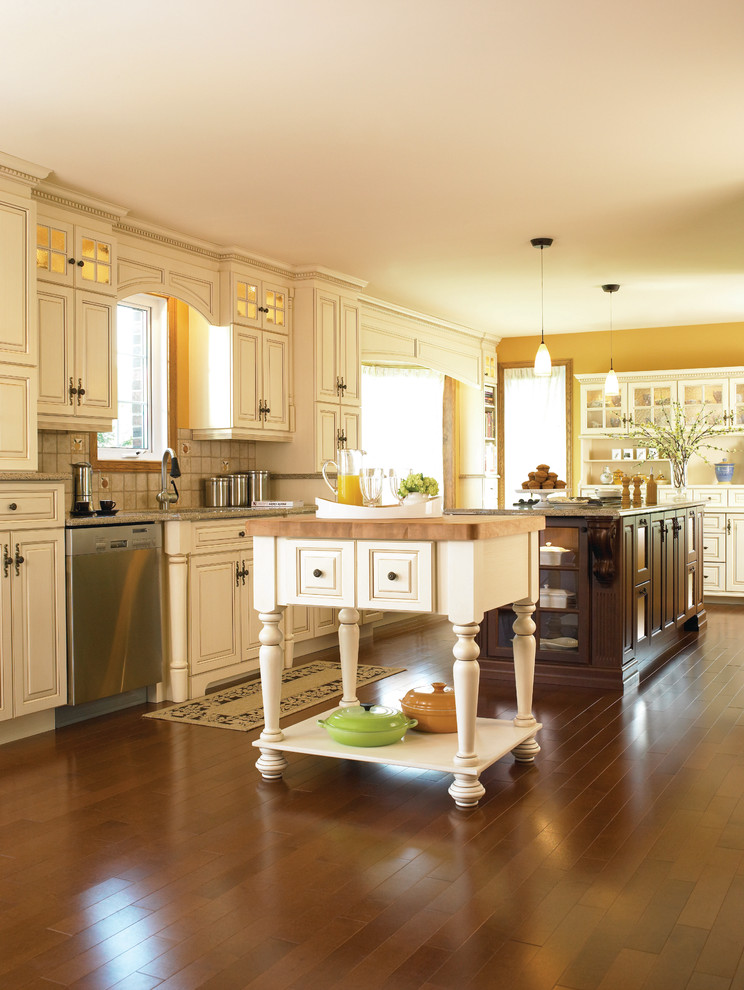 Design ideas for a traditional kitchen in Montreal.