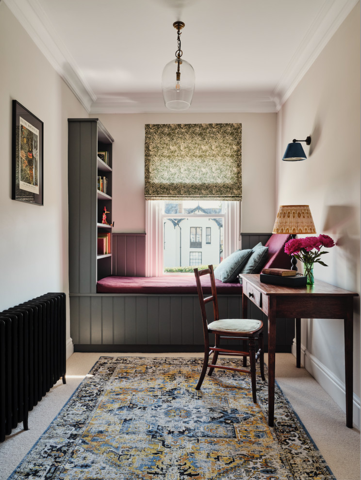 Großer Klassischer Flur mit grauer Wandfarbe, Teppichboden, beigem Boden und Holzdielenwänden in London