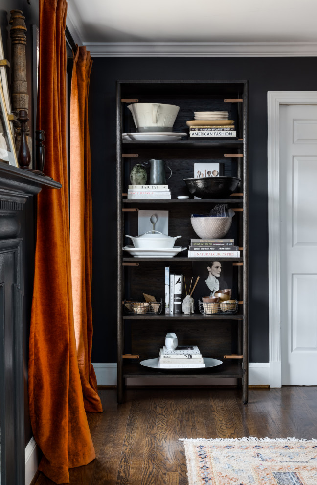 ボルチモアにある高級な中くらいなトランジショナルスタイルのおしゃれなダイニングキッチン (黒い壁、無垢フローリング、標準型暖炉、木材の暖炉まわり、茶色い床) の写真