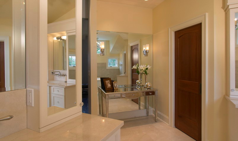 Example of a transitional home design design in Seattle