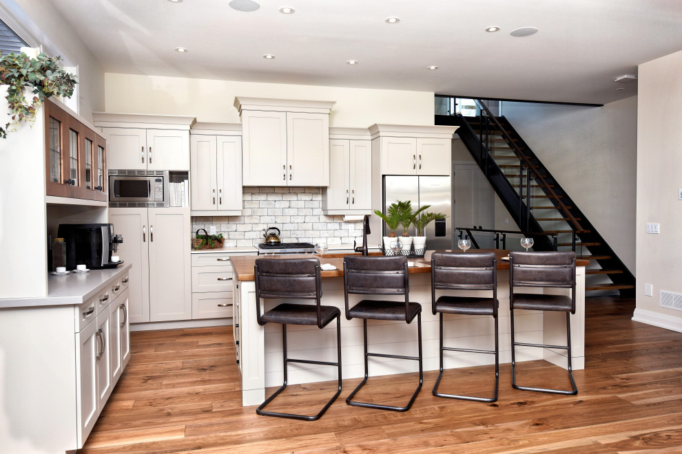 Inspiration for a craftsman home design remodel in Toronto
