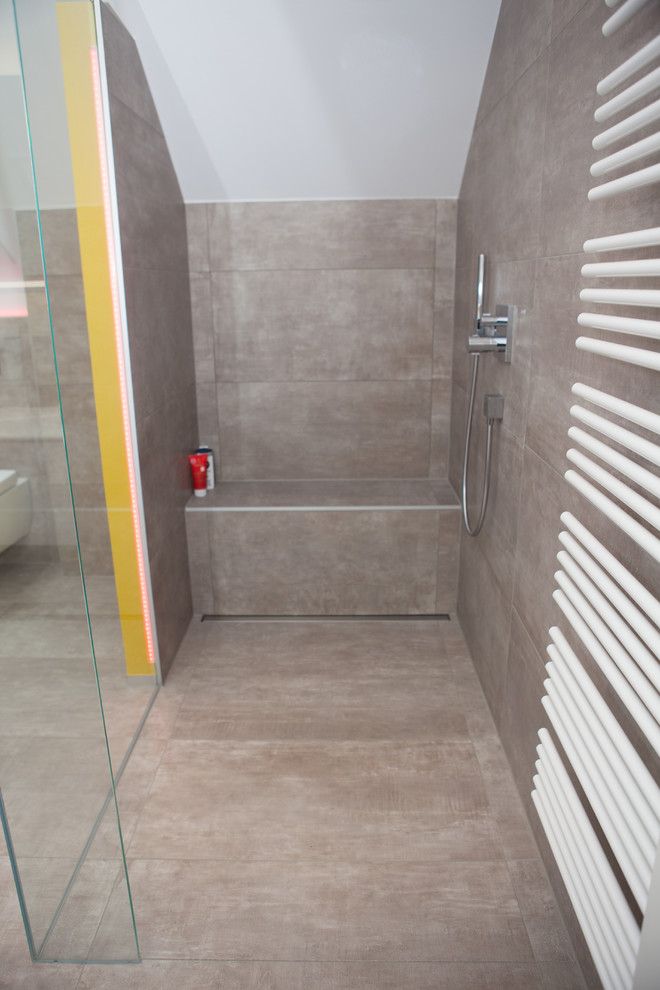 Modernes Badezimmer mit bodengleicher Dusche in München