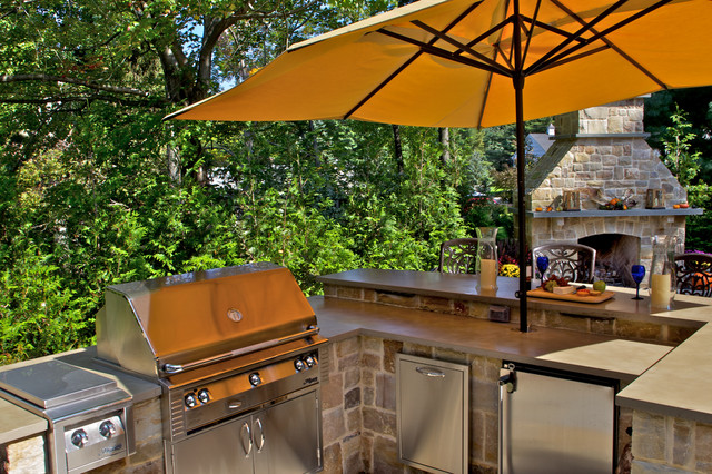 Outdoor kitchen is the hub for outdoor parties - Traditional - Patio