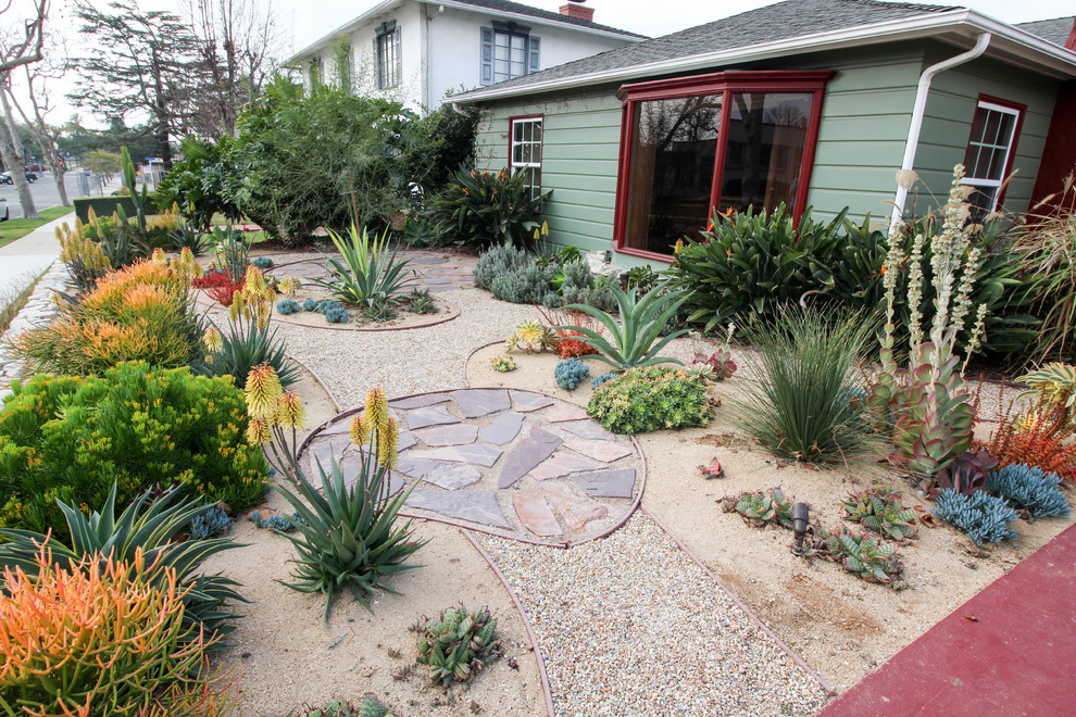 Photo of a small eclectic front yard partial sun xeriscape in Los Angeles with gravel.