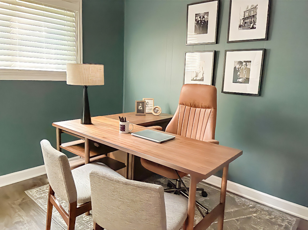 Exemple d'un petit bureau rétro avec un mur vert, un sol en bois brun, aucune cheminée, un bureau indépendant, un sol marron et un plafond décaissé.