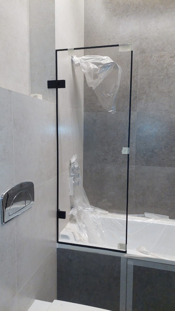 Стеклянная шторка для ванной