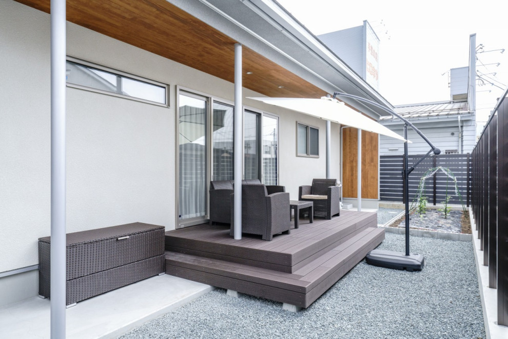 Esempio di un privacy in giardino minimalista esposto in pieno sole di medie dimensioni in primavera con ghiaia e recinzione in PVC