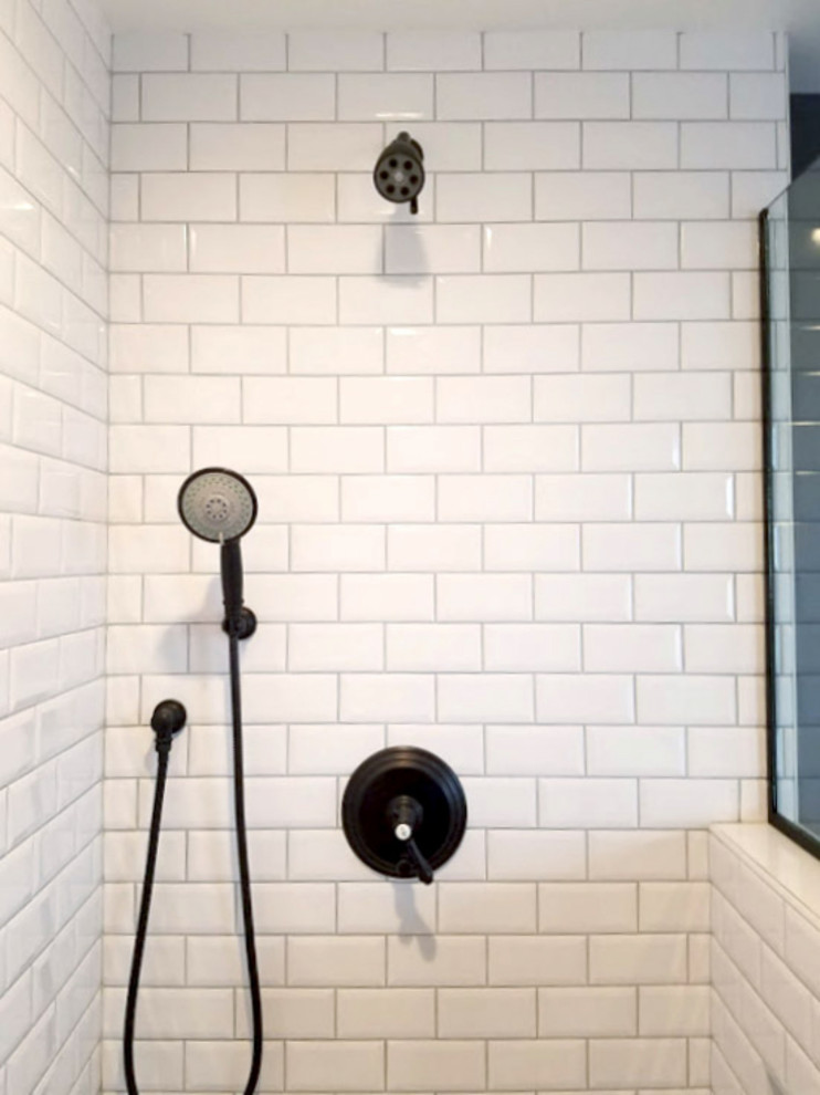 Источник вдохновения для домашнего уюта: главная ванная комната среднего размера в стиле неоклассика (современная классика) с фасадами с выступающей филенкой, серыми фасадами, душем без бортиков, раздельным унитазом, белой плиткой, керамической плиткой, серыми стенами, полом из мозаичной плитки, накладной раковиной, столешницей из кварцита, белым полом, душем с распашными дверями, белой столешницей, сиденьем для душа, тумбой под две раковины и встроенной тумбой