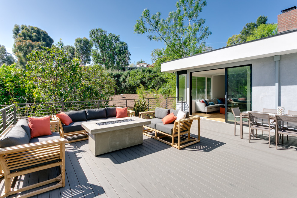 Design ideas for a contemporary deck in Los Angeles.