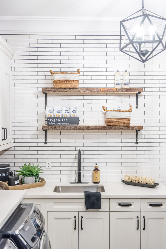Home design - transitional home design idea in Toronto