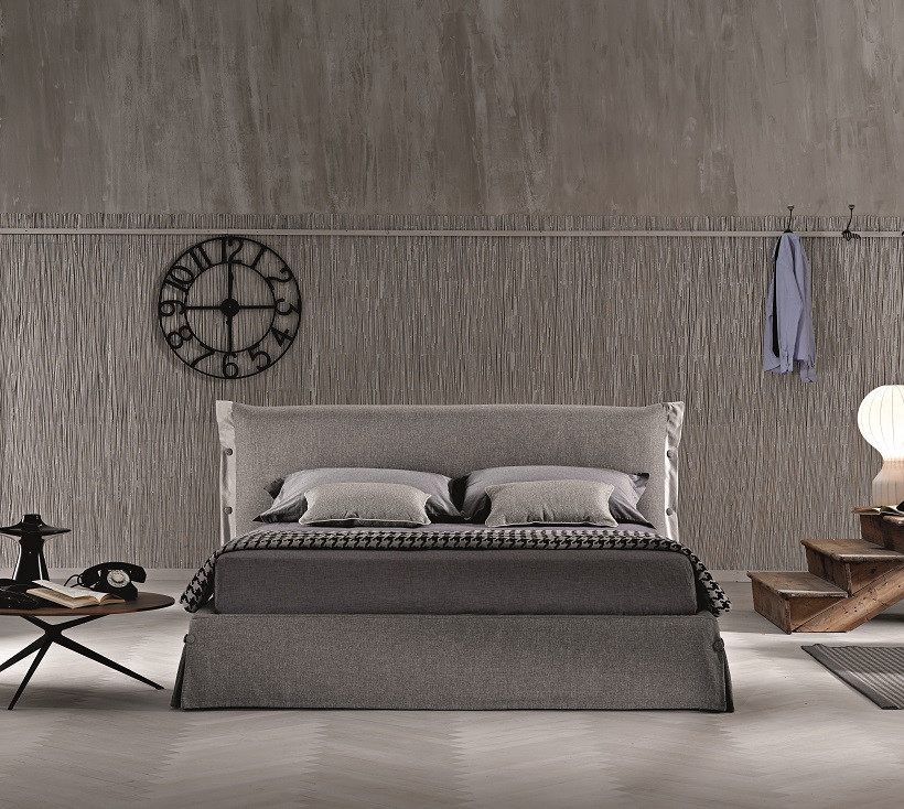 На фото: большая хозяйская спальня в стиле модернизм с ковровым покрытием без камина