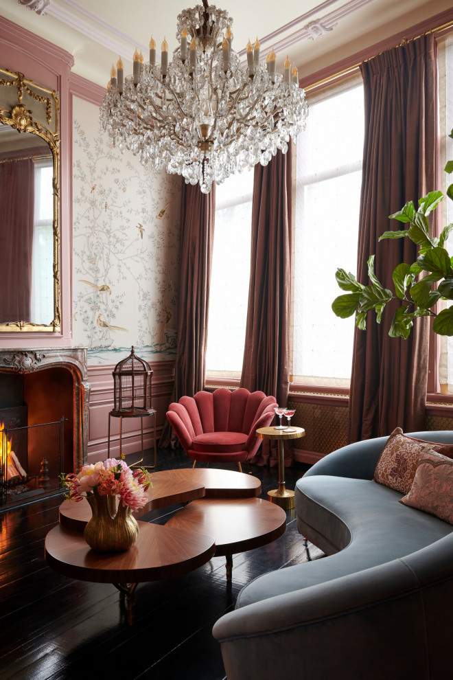 Mittelgroßes, Repräsentatives, Abgetrenntes Klassisches Wohnzimmer mit rosa Wandfarbe, dunklem Holzboden, schwarzem Boden und Tapetenwänden in Amsterdam