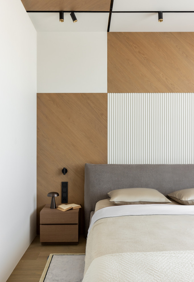 Foto de dormitorio principal y blanco y madera actual de tamaño medio con paredes blancas, suelo de madera en tonos medios, madera y panelado