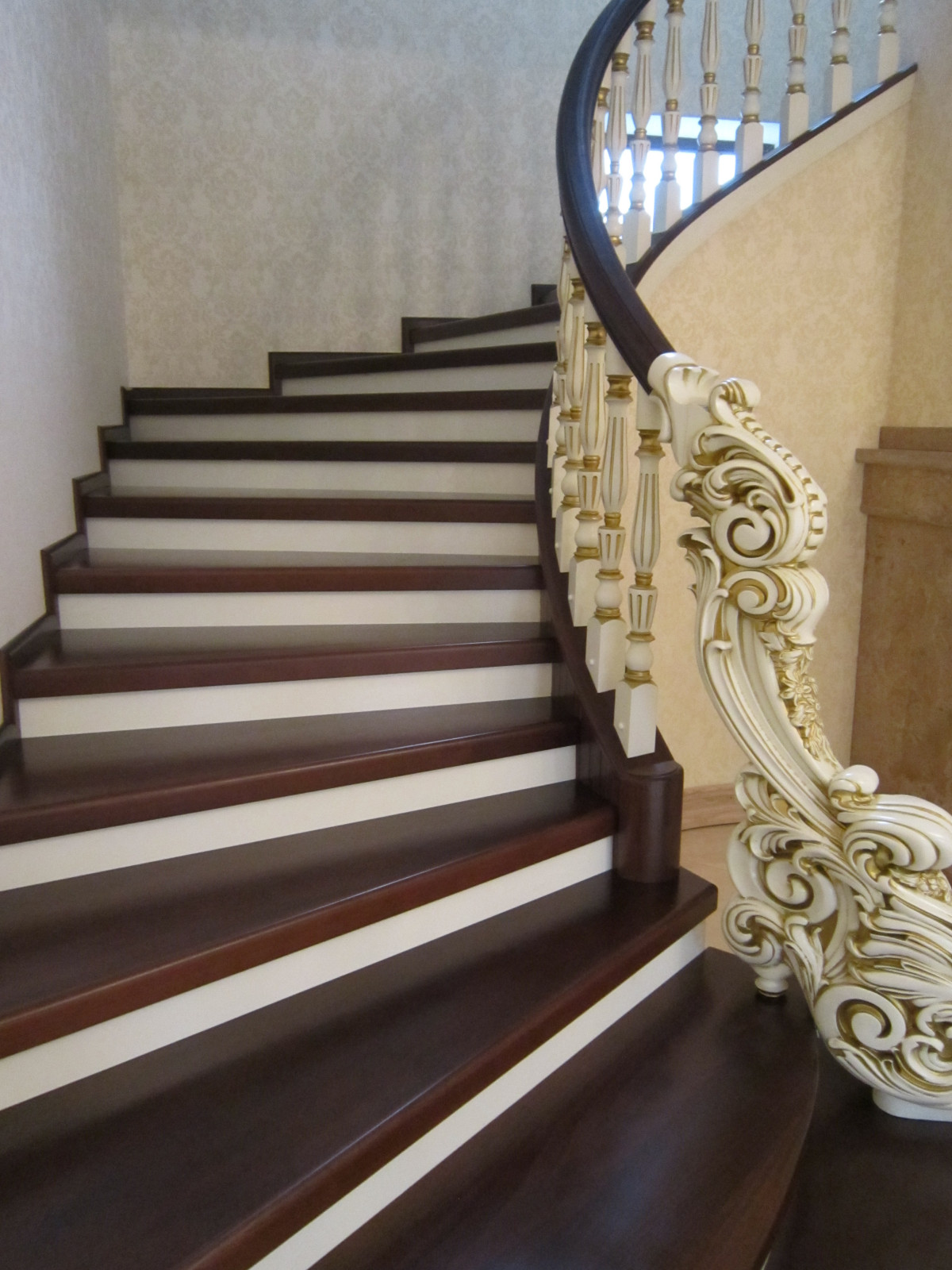 лестница с гнутой бальстрадой