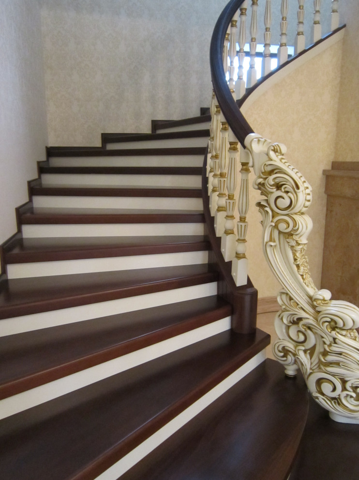 лестница с гнутой бальстрадой