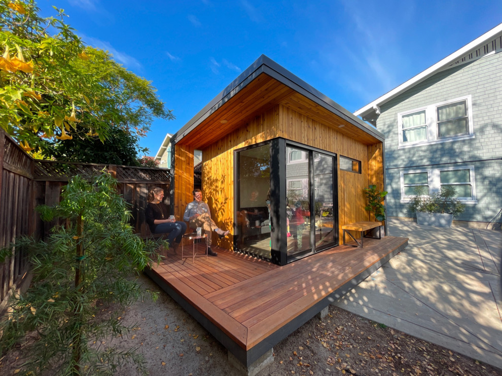 На фото: маленький кабинет в стиле модернизм с бежевыми стенами, полом из винила, встроенным рабочим столом и серым полом для на участке и в саду с