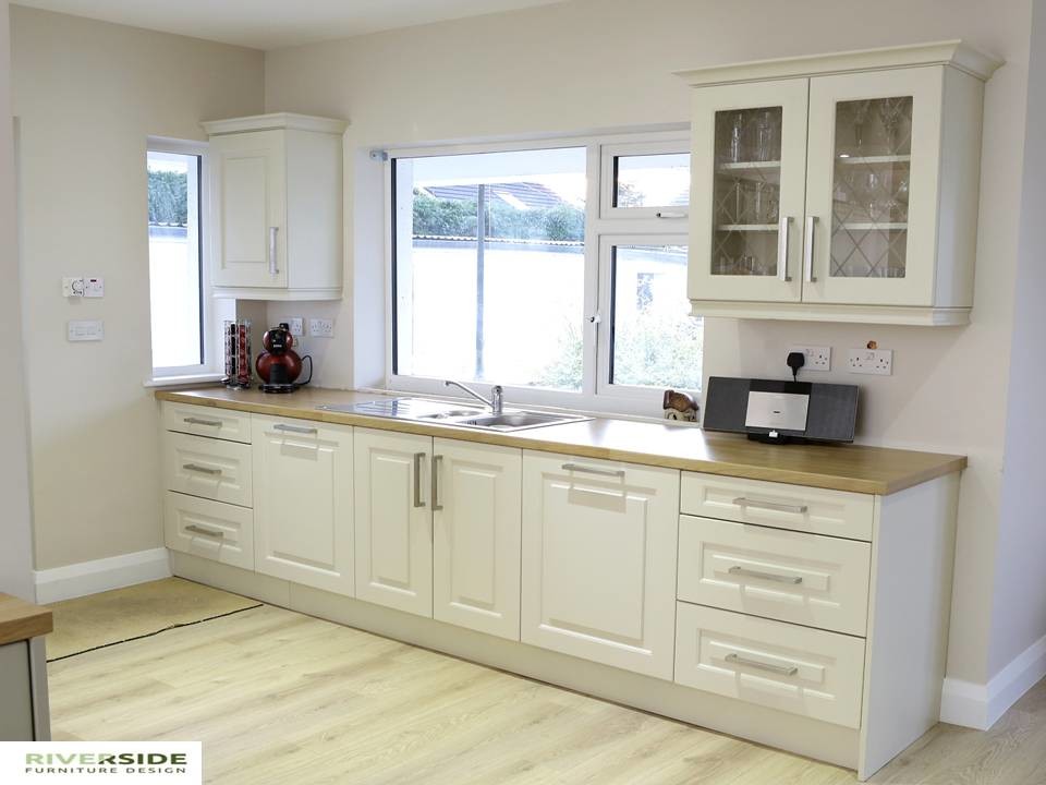 Photo of a mid-sized modern l-shaped eat-in kitchen in Other with with island.
