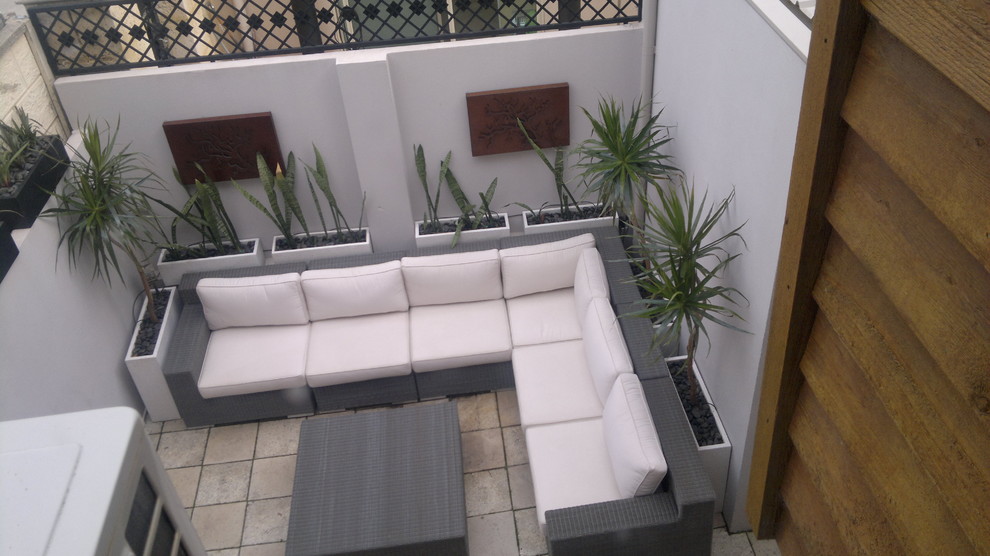Small contemporary patio in Perth.