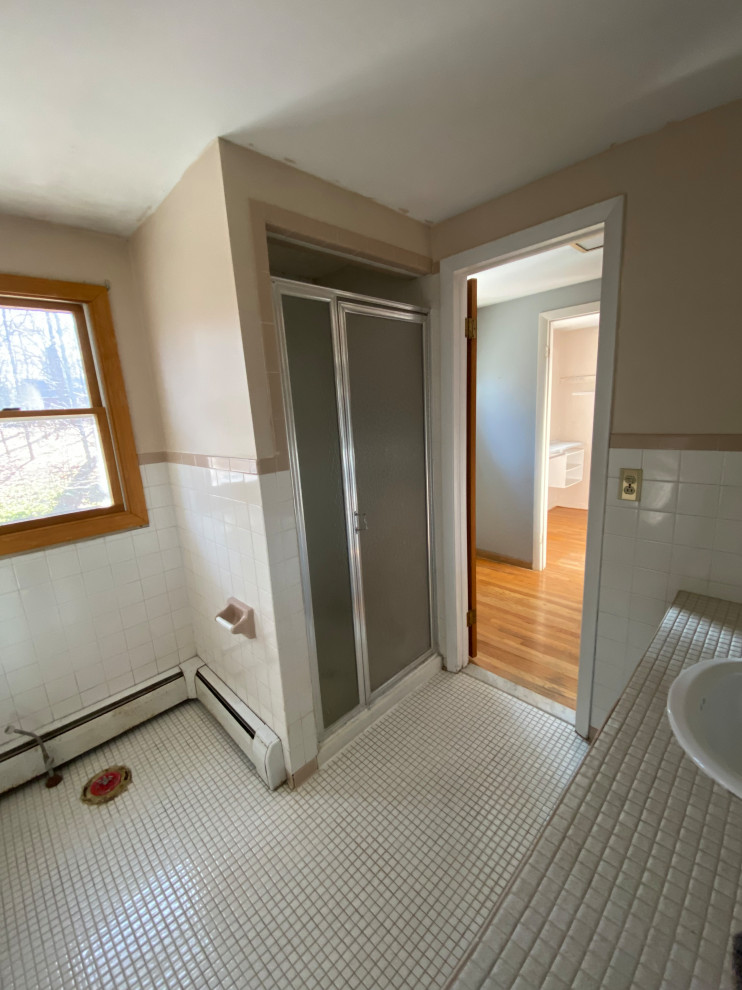Mid-sized transitional master green tile and ceramic tile porcelain tile, white floor and double-sink sliding shower door photo with shaker cabinets, gray cabinets, a two-piece toilet, an undermount sink, quartz countertops, white countertops, a niche and a built-in vanity