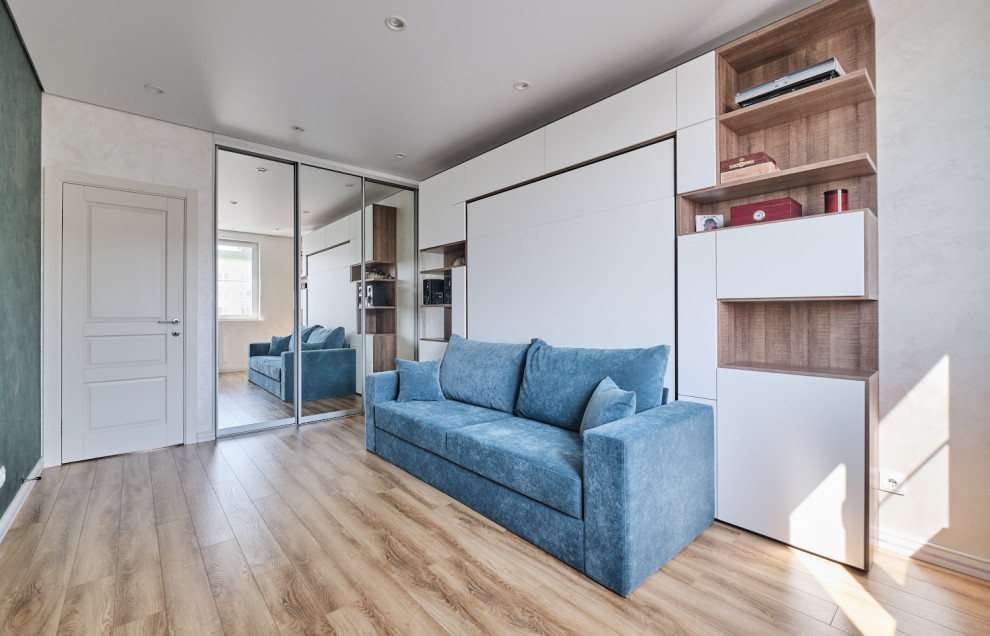 Белые двери Стимул в ярком интерьере